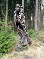 Holzskulpturen beim Sauensäger
