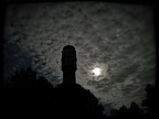 Turm mit Mond bei Nacht
